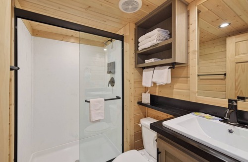 Page Cabin | Cozy Tiny Home 2 King Room Sleeps 4