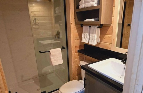 Page Villa | Cozy Tiny Home King Room #18B