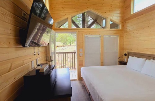 Page Cabin | Cozy Tiny Home King Room #20B
