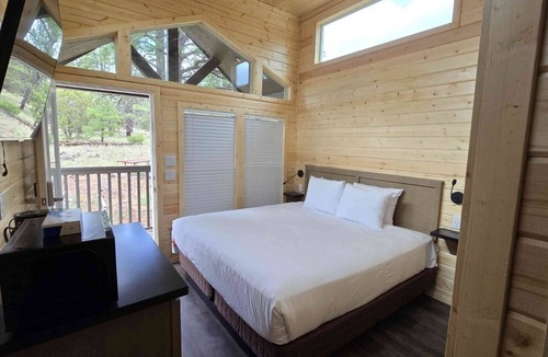 Page Cabin | Cozy Tiny Home King Room #20B