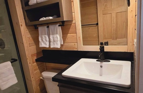 Page Cabin | Cozy Tiny Home King Room #23B