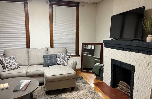 St. Louis Apartment | Cozy Updated 2BR Home Near Carondelet Park