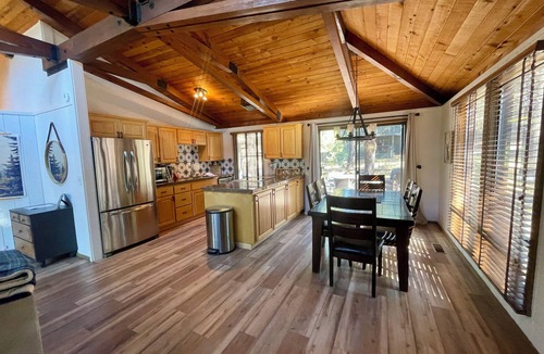 Sunriver Cabin | Cozy, updated Sunriver cabin close to Village with hot tub!