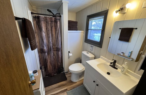 St. Helen House | Cozy updated cabin close to ORV trails and blocks from the beach!!