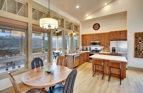 Oroville House | Cozy Vineyard Cottage at Veranda Beach