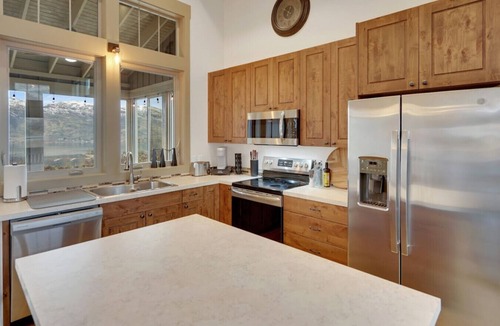 Oroville House | Cozy Vineyard Cottage at Veranda Beach