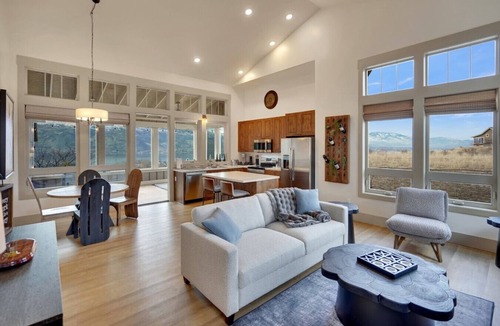 Oroville House | Cozy Vineyard Cottage at Veranda Beach