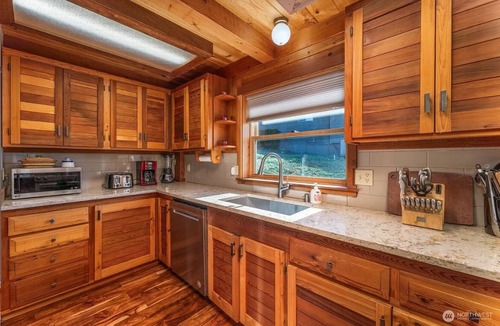 Wapato Point House | Cozy Wapato Point Escape + Hot Tub! Lake views, beach and resort access