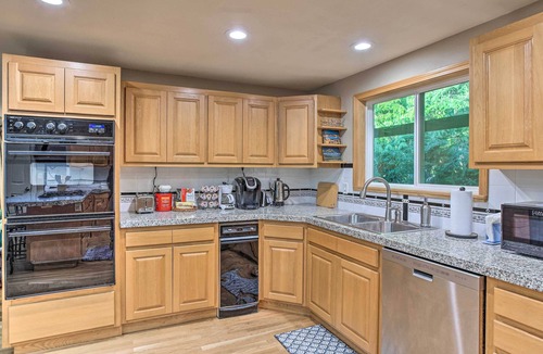 University Place House | Cozy Washington Escape Near Hiking & Golfing!