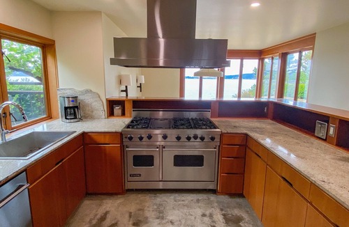 Island County House | Cozy Waterfront Beach House Near Baby Island! New to VRBO!