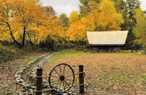Murphy House | Cozy Wild West Covered Wagon next to River