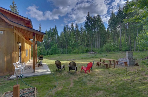 White Salmon Cabin | Cozy woodland cabin in a peaceful location with forested views