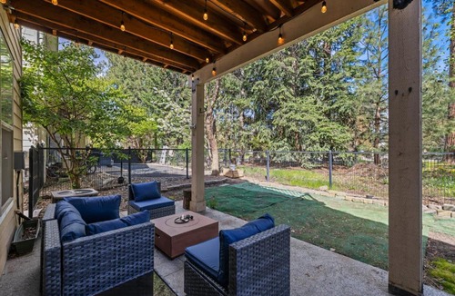 Coeur d'Alene House | Cozy Woodland Family Cabin With Private Deck Fenced Yard