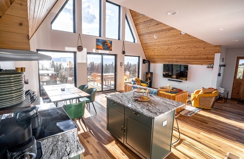 Chiloquin Cabin | Crater Lake Aframe-GameRoom-Theater-Hot Tub-Views