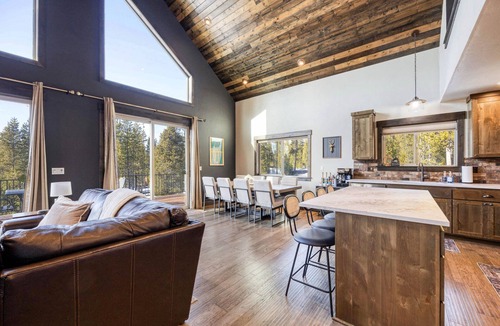 Crescent Ski Chalet | Crater Lake~Luxury Chalet~Firepit~Theater~Arcade~3 King Beds~Waterfalls/Hiking