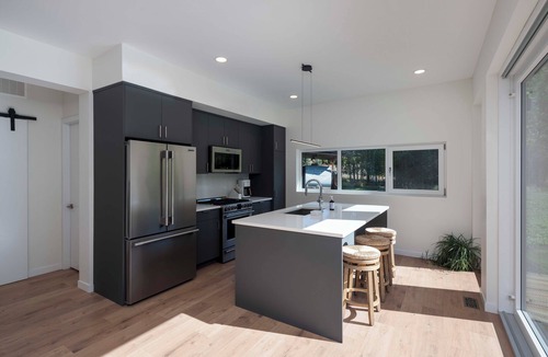 Hailey House | Creekside 2-bedroom cottage mid-valley