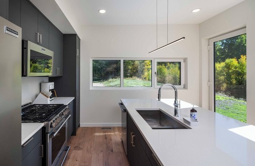 Hailey House | Creekside 2-bedroom cottage mid-valley