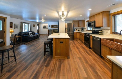 Coeur d'Alene House | Creekside Cabin near Lake Coeur d'Alene | Pet-friendly retreat