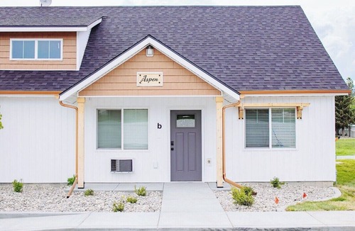 McCammon House | Creekside Cabin Ponderosa- ONE BR, Stay near Lava!