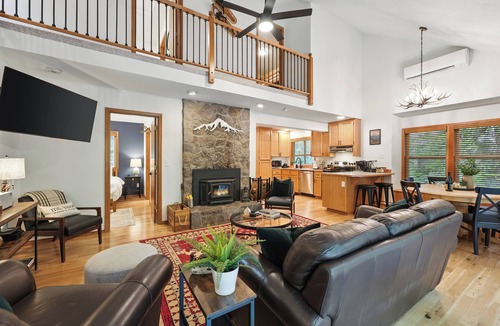 Rhododendron Cabin | Creekside Mt Hood Cabin - Hot Tub, Fireplace & River Access