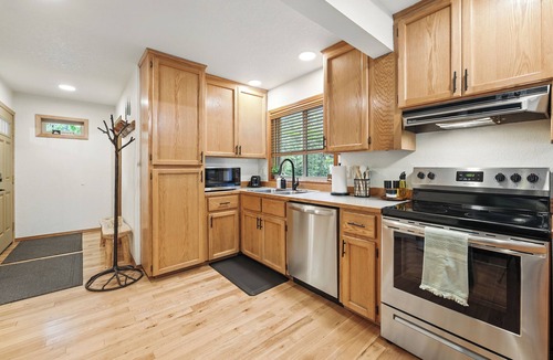 Rhododendron Cabin | Creekside Mt Hood Cabin - Hot Tub, Fireplace & River Access
