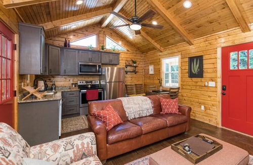 Rogers Cabin | Creeksong - Firepit, WiFi, Creek View, Private Hiking, 4 mins to Natural Bridge