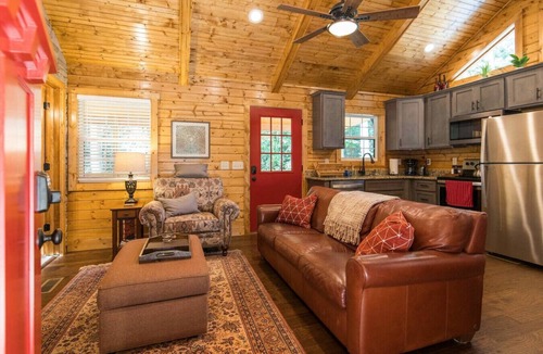Rogers Cabin | Creeksong - Firepit, WiFi, Creek View, Private Hiking, 4 mins to Natural Bridge