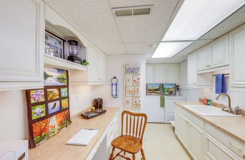 Libby Apartment | Crystal Lake Retreat Apt: Walk to Happy's Inn!