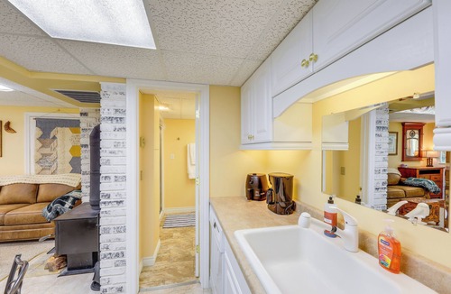 Libby Apartment | Crystal Lake Retreat Studio: Walk to Happy's Inn!