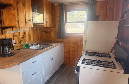 Republic Cabin | Curlew Lake Escape - Peaceful 2 Bedroom Cabin with Full Bath at Tiffanys Resort