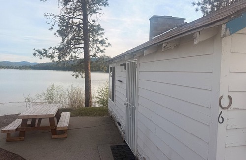 Republic Cabin | Curlew Lake Escape - Peaceful 2 Bedroom Cabin with Full Bath at Tiffanys Resort