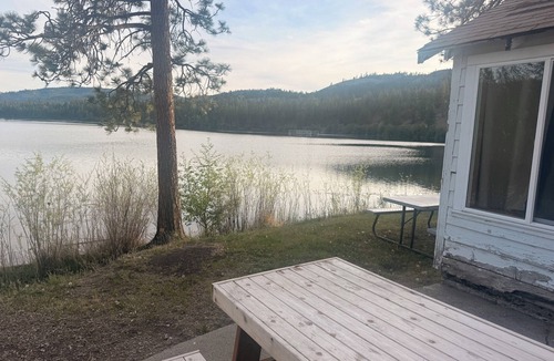 Republic Cabin | Curlew Lake Escape - Peaceful 2 Bedroom Cabin with Full Bath at Tiffanys Resort