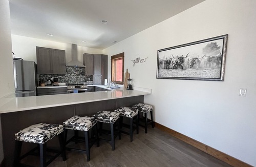 Gardiner House | Custom 4 Bedroom Suite at Yellowstone Park. Three Decks w/stunning views & BBQ!