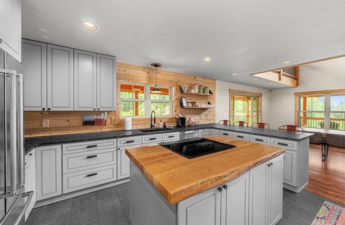 Leavenworth House | Custom built home on 5 private acres, unobstructed views, and a hot tub.
