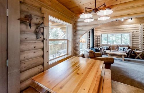 Enterprise House | Custom-built log home with gas grill free WiFi deck and private location