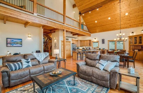 Leavenworth House | Custom Lodge Near Leavenworth w/Game Room