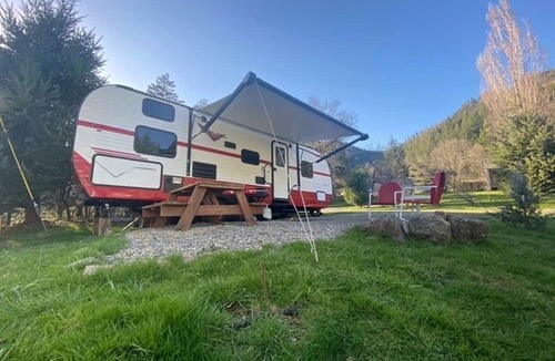 Idleyld Park Cabin | Cute 1950's Inspired Retro Large Camper, Idleyld Park, OR