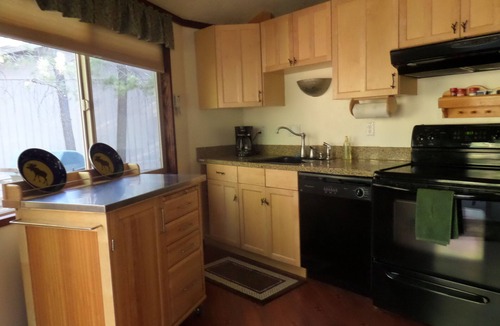 Sunriver Cabin | Cute Cabin in the Woods, Great for Couples; Hot Tub, Bikes, Kayaks, Near Village