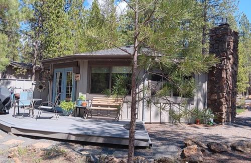 Sunriver Cabin | Cute Cabin in the Woods, Great for Couples; Hot Tub, Bikes, Kayaks, Near Village