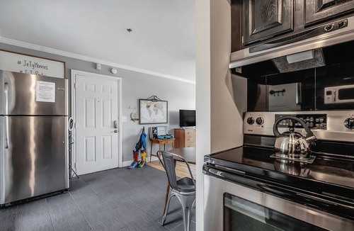 Rutledge Hill Condo | Cute & Comfy! Walk 2 Bars! Free Parking!