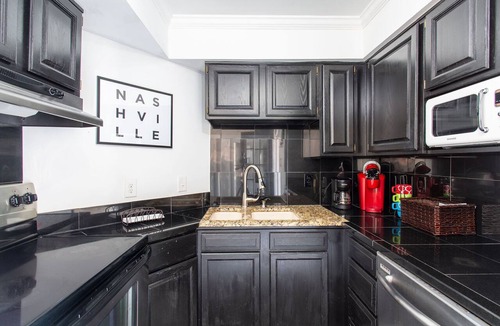 Rutledge Hill Condo | Cute & Comfy! Walk 2 Bars! Free Parking!