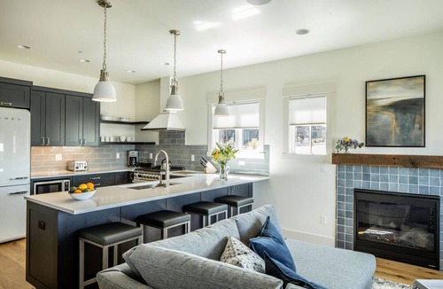 Bend House | Cute COTTAGE for family fun ~ hot tub + firepit ~ near park ~ resort pool ~ BEND