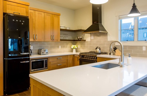 Bend Cottage | CUTE! Heart of resort w/amenities ~ private patio ~ pocket park ~ wifi ~ 🐶