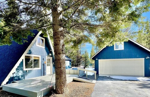 Donnelly Cabin | Cute, Pet Friendly Cabin with Hot Tub and Garage