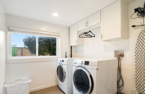 Shoreline House | Cute two bedroom suite, spacious flat backyard