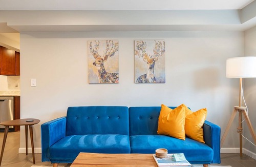 Shoreline House | Cute two bedroom suite, spacious flat backyard