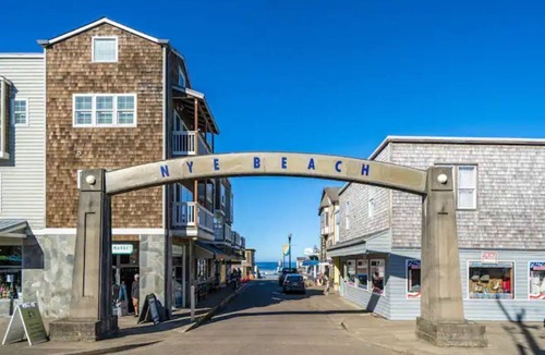Newport Apartment | Cypress Cottage: Fabulous and Serene in Nye Beach