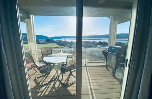 Quincy House | D14 Home by pool & Gorge shuttle. 2 decks w/Columbia/tennis courts/pool view