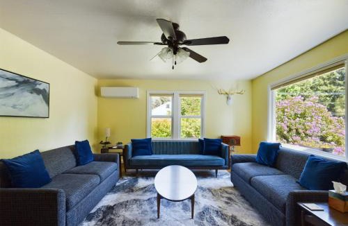 Packwood House | Daffodil Cottage in Downtown Packwood, WIFI, BBQ, Firepit, Smores