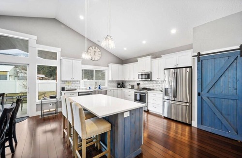 Dalton Gardens House | Dalton Garden Escape | 3,000 sq ft Home w/Hot Tub & Arcade Game Console